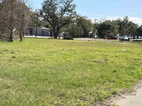 1606 W Park Avenue Orange TX 77630