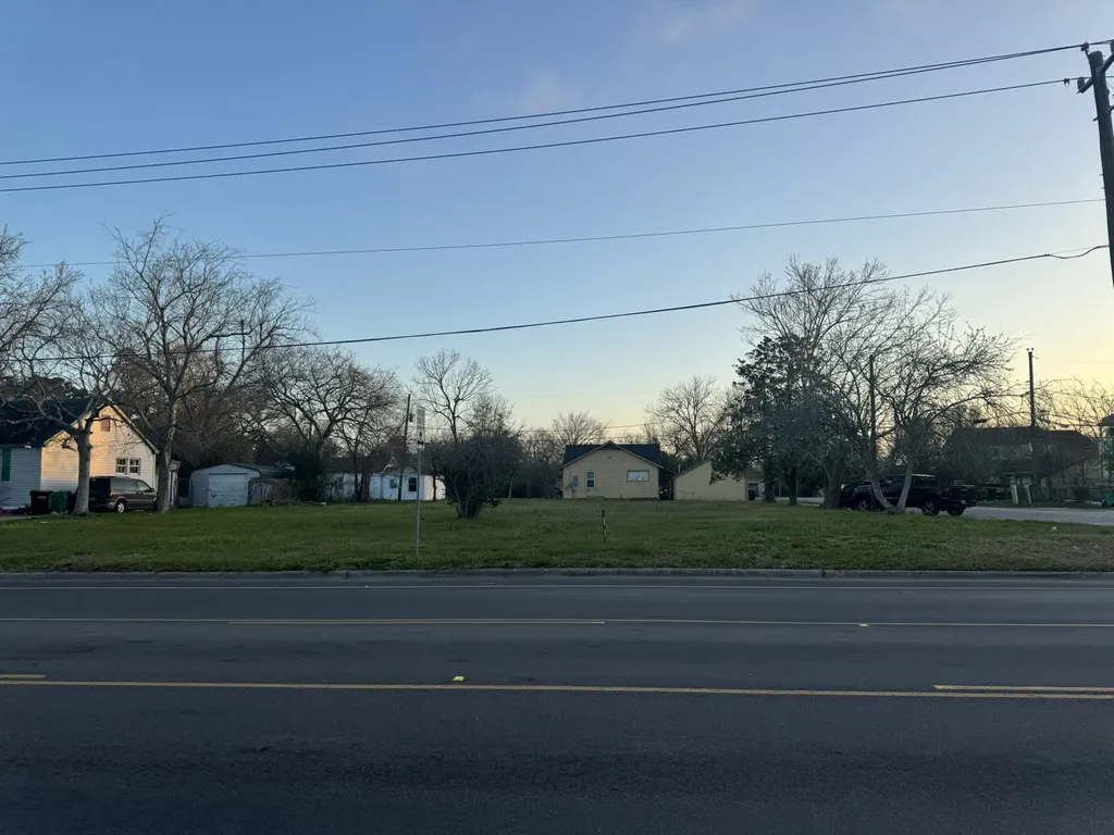 1921 W Main Street Baytown TX 77520