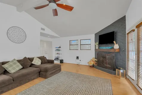 155 Goldenrod Livingston TX 77351