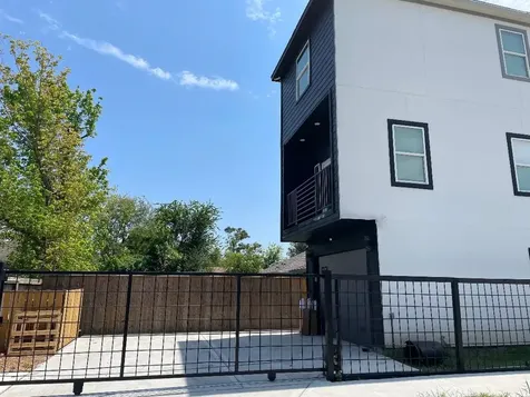 201 E 37th Street Houston TX 77018