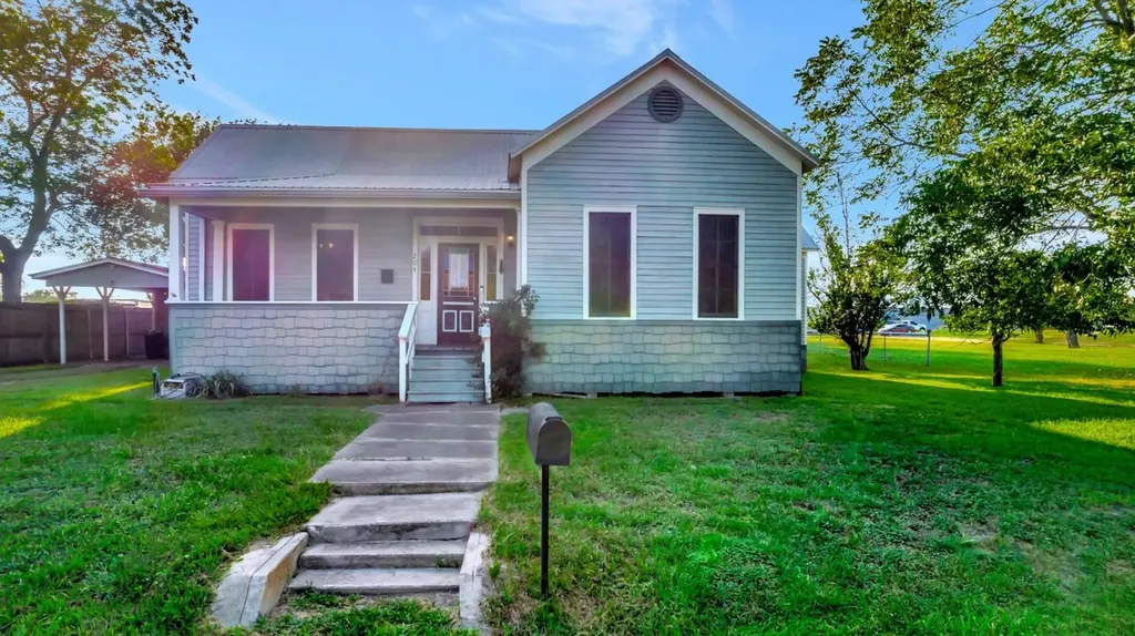 204 S Valley Street Cuero TX 77954