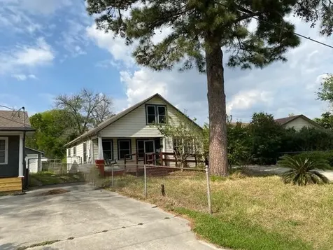 1004 Mccall Avenue Conroe TX 77301