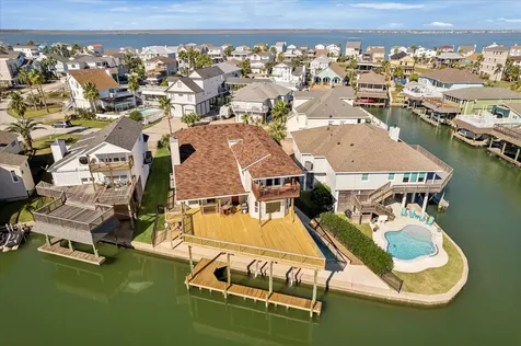 107 Bamaku Bend Tiki Island TX 77554
