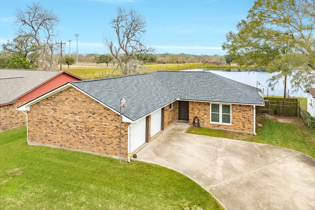 239 Lakewood Drive Clute TX 77531