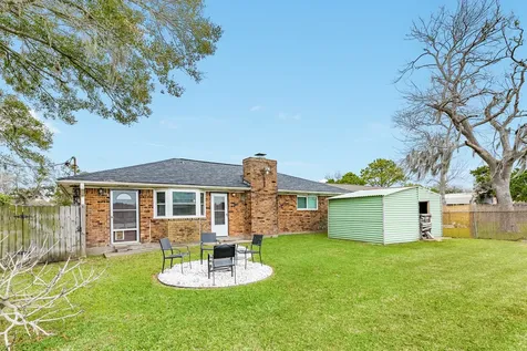 239 Lakewood Drive Clute TX 77531