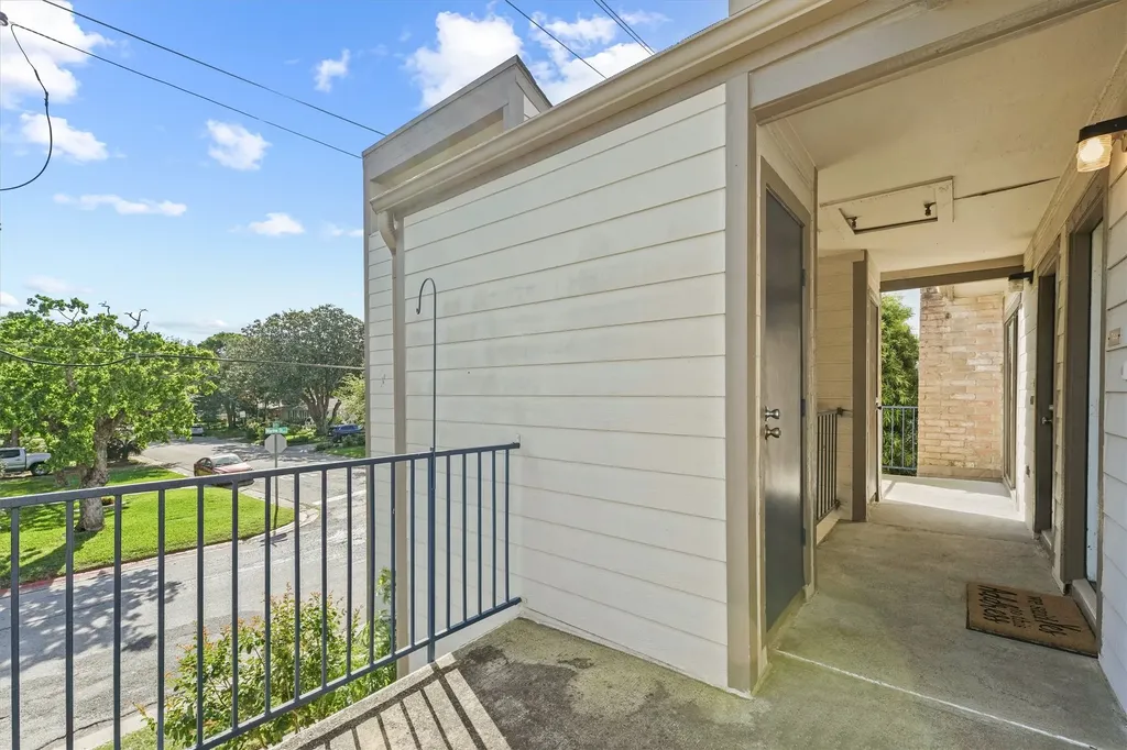7144 N Holiday Drive Galveston TX 77550