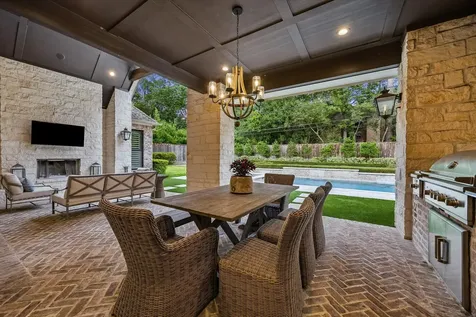 22 Knipp Road Houston TX 77024