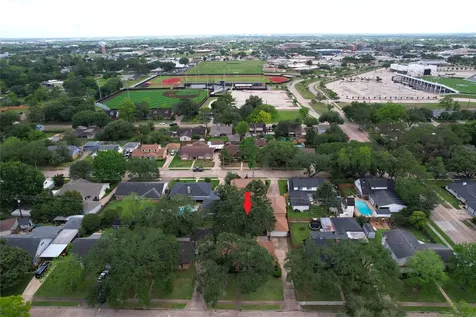 2106 S Memorial Court Pasadena TX 77502