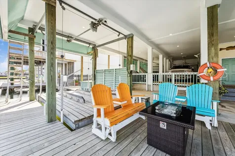 102 Bamaku Bend Tiki Island TX 77554