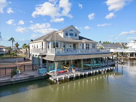 102 Bamaku Bend Tiki Island TX 77554