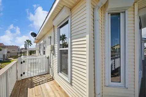 102 Bamaku Bend Tiki Island TX 77554