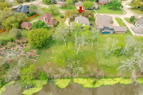 95 Rosewood Street Lake Jackson TX 77566