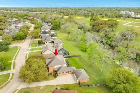 95 Rosewood Street Lake Jackson TX 77566