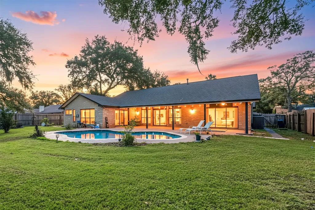 303 Narcissus Street Lake Jackson TX 77566