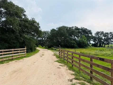 10309 Cr 1 Hallettsville TX 77964