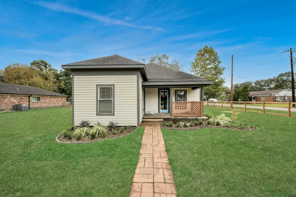 125 N Shirley Street Alvin TX 77511