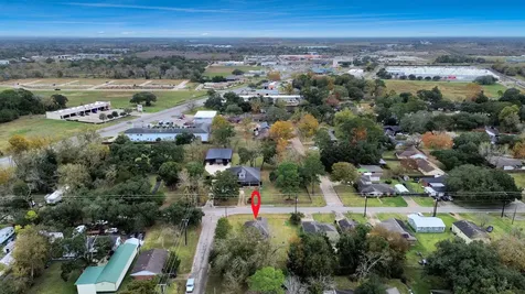 125 N Shirley Street Alvin TX 77511