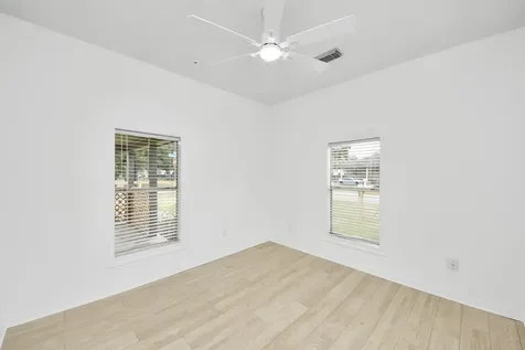 125 N Shirley Street Alvin TX 77511