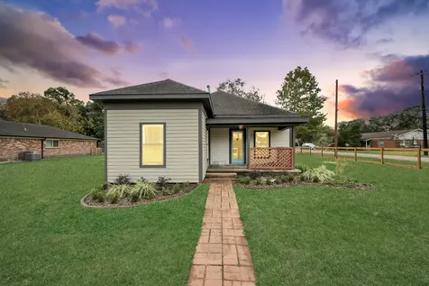 125 N Shirley Street Alvin TX 77511