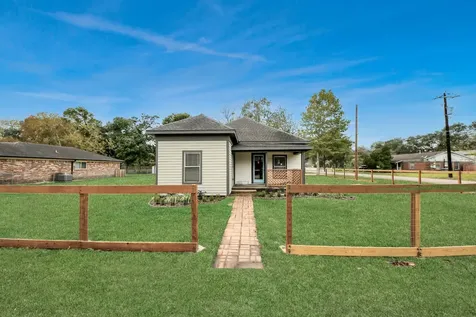 125 N Shirley Street Alvin TX 77511