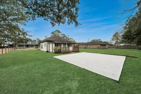 125 N Shirley Street Alvin TX 77511