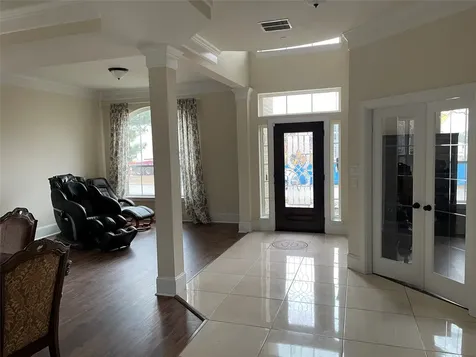 5105 Maple Street Bellaire TX 77401