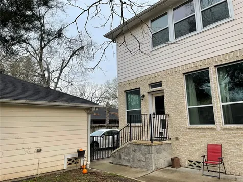 5105 Maple Street Bellaire TX 77401