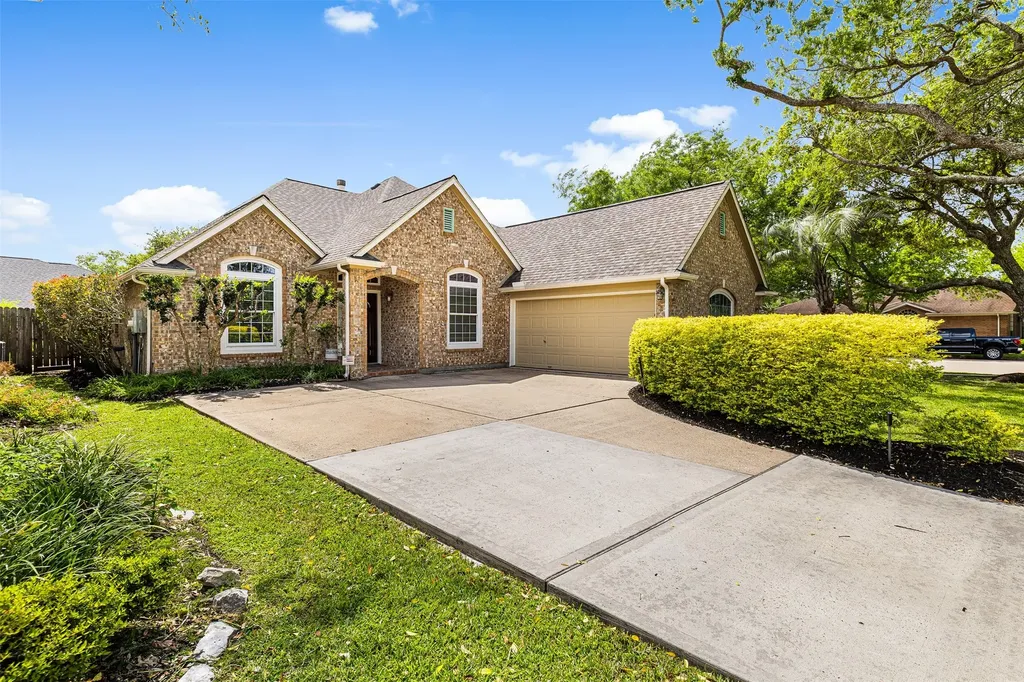 312 Summer Haven Circle League City TX 77573