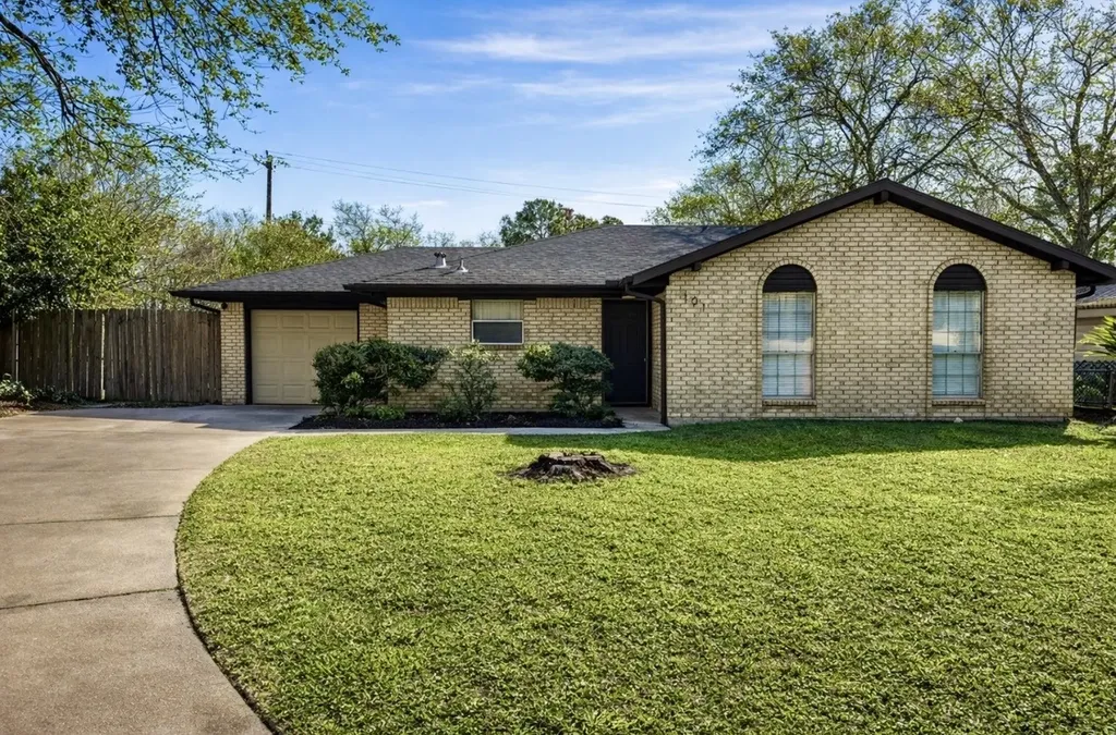 101 Lottie Lane Friendswood TX 77546