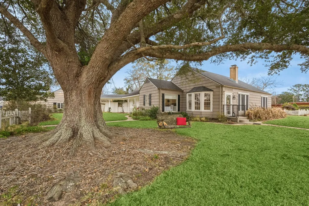 302 E Jackson Street West Columbia TX 77486