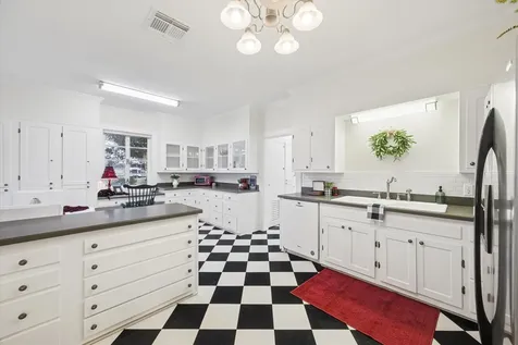 302 E Jackson Street West Columbia TX 77486
