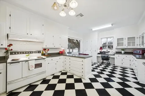 302 E Jackson Street West Columbia TX 77486
