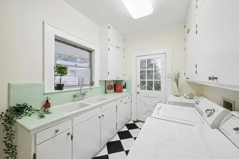 302 E Jackson Street West Columbia TX 77486
