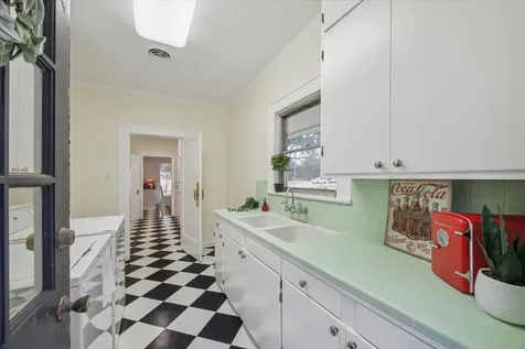 302 E Jackson Street West Columbia TX 77486