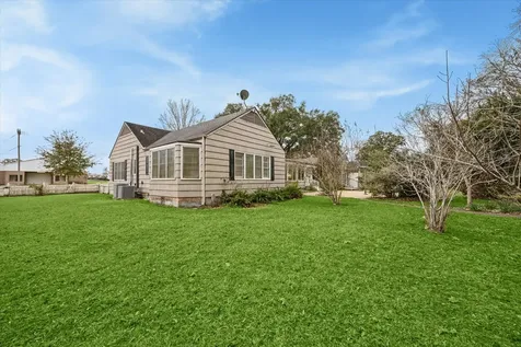 302 E Jackson Street West Columbia TX 77486
