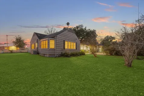 302 E Jackson Street West Columbia TX 77486
