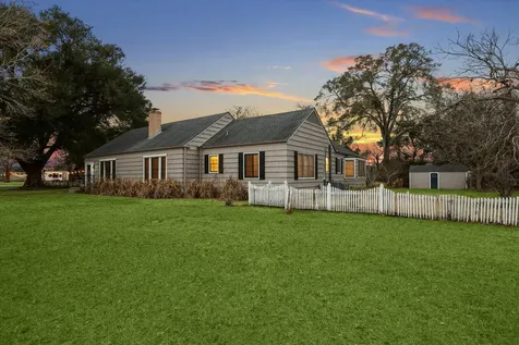 302 E Jackson Street West Columbia TX 77486