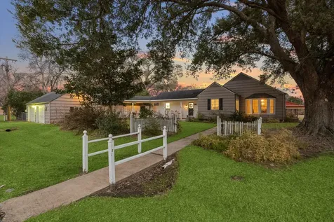 302 E Jackson Street West Columbia TX 77486
