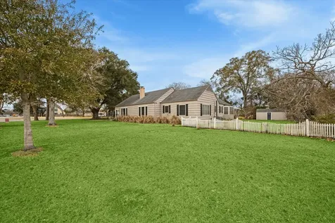 302 E Jackson Street West Columbia TX 77486