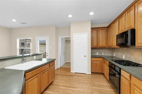 10 W Foxbriar Forest Circle The Woodlands TX 77382