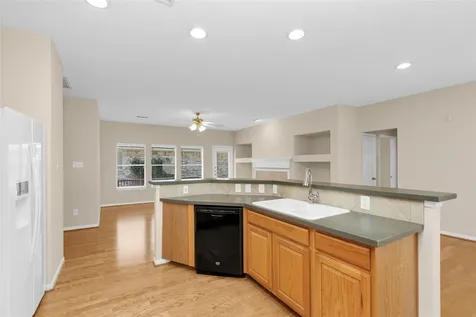 10 W Foxbriar Forest Circle The Woodlands TX 77382