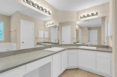 10 W Foxbriar Forest Circle The Woodlands TX 77382