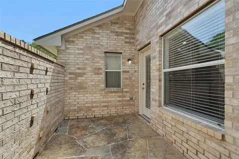10 W Foxbriar Forest Circle The Woodlands TX 77382