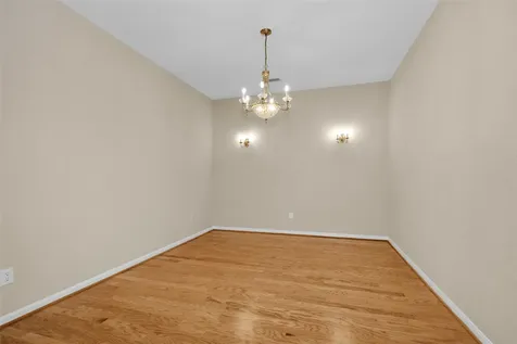 10 W Foxbriar Forest Circle The Woodlands TX 77382