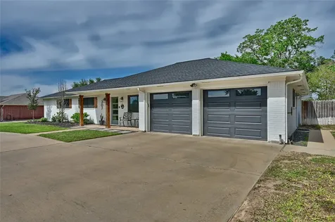 207 Briar Ridge Drive Bellville TX 77418