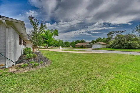207 Briar Ridge Drive Bellville TX 77418