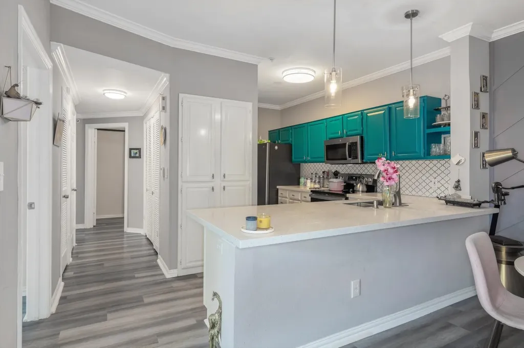 2111 Welch Street B201 Houston TX 77019