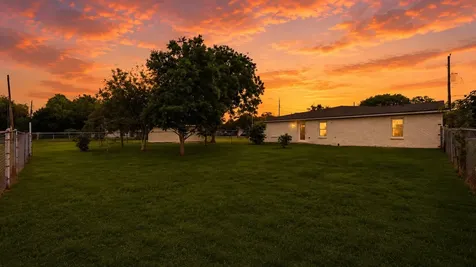 1510 Avenue K Danbury TX 77534