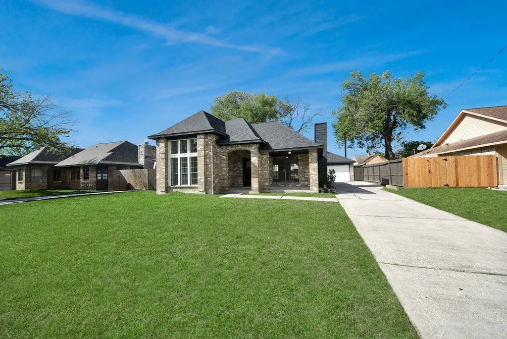 1114 N Nottingham Drive League City TX 77573