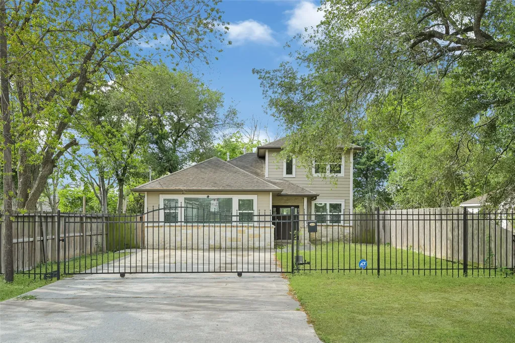 1004 Bonnie Street Houston TX 77587